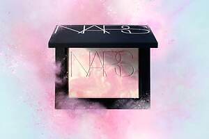 NARS25年秋コスメ「マーブル模様」の限定リフ粉、パール煌めくパステルピンクでふんわり血色感UP