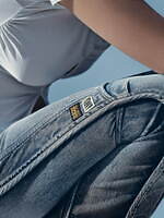 ジースター× ノウルズ“裾ジップ付き”フレアジーンズ、モーターサイクルジャケットから着想｜写真3