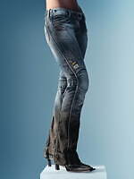 ジースター× ノウルズ“裾ジップ付き”フレアジーンズ、モーターサイクルジャケットから着想｜写真2