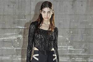 ジョン ローレンス サリバン 2026年春夏コレクション、攻撃的かつ官能的に