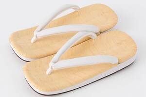 ジョンロブ“レザー鼻緒”のメンズ草履、ホワイト＆グレーが京都店限定で