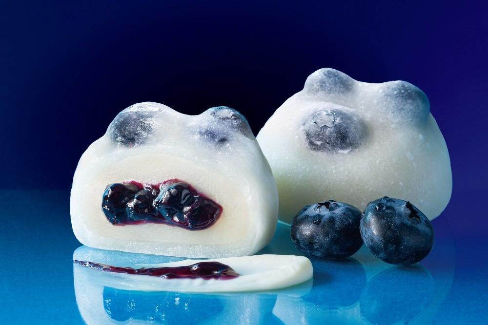 チーズ｜亀屋万年堂×キリ クリームチーズ「手包みブルーベリーチーズ大福」冷やして“チーズケーキ風”に