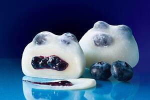 亀屋万年堂×キリ クリームチーズ「手包みブルーベリーチーズ大福」冷やして“チーズケーキ風”に