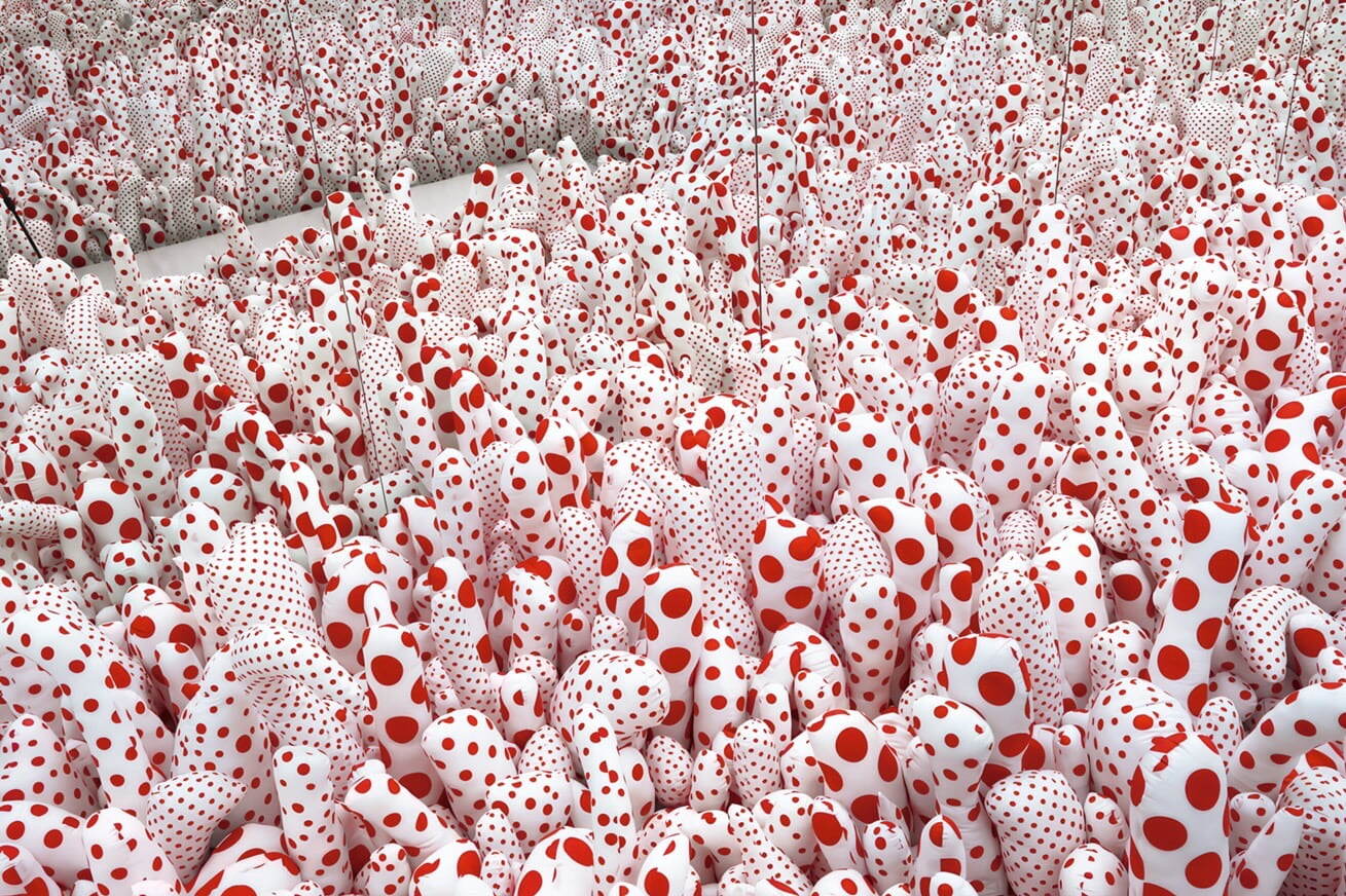 Yayoi Kusama, <i width="1309" height="872">Infinity Mirror Room-Phalli’s Field (or Floor Show),</i> 1965/2013
©YAYOI KUSAMA, Courtesy of Ota Fine Arts
