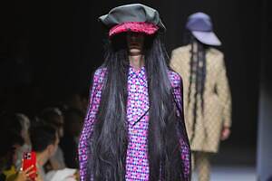 コム デ ギャルソン・オム プリュス 2026年春夏コレクション、拡張する「スーツ」