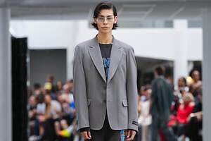 メゾン ミハラヤスヒロ 2026年春夏コレクション、軽妙な遊び心