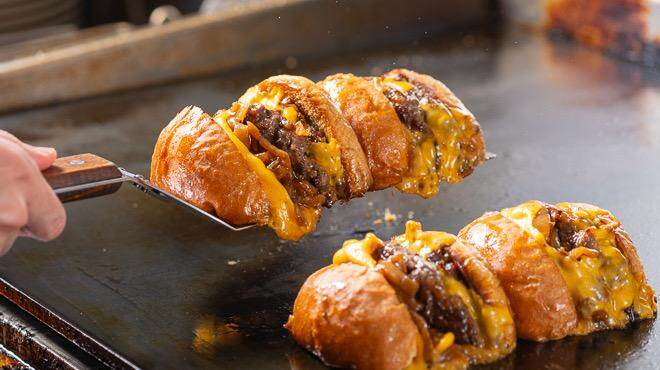 神戸発「ブリスクスタンド」新宿＆麻布十番に、断面を鉄板で2度焼きする名物ハンバーガー”切ったやつ”｜写真1