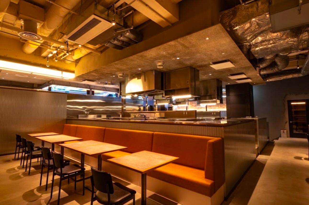 神戸発「ブリスクスタンド」新宿＆麻布十番に、断面を鉄板で2度焼きする名物ハンバーガー”切ったやつ”｜写真2