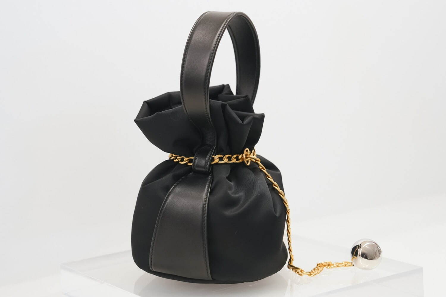 プラダ プチサック ノワール(リナイロン／ナッパレザー) 357,500円(予価)