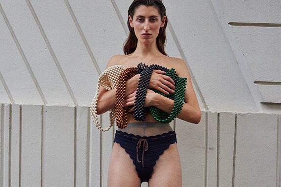 ニットブランド「ンニット」“花柄”クロシェ編みニット＆クリアサンダルなど、原宿の限定ストアで