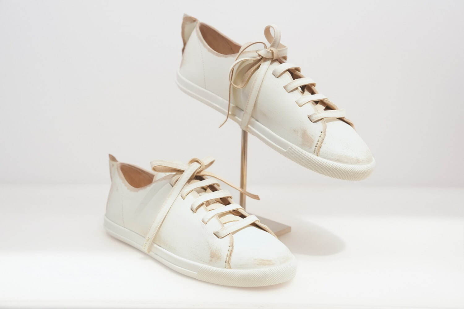 PRADA 花モチーフ ベージュミュール 箱付き　ヴィンテージ PRADA ミュール フラワーモチーフ ヴィンテージ - メルカリ