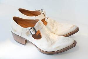 プラダ“ウエスタン調”のメンズシューズ、ストラップ仕様の短靴＆ヴィンテージ風レザーのブーツ