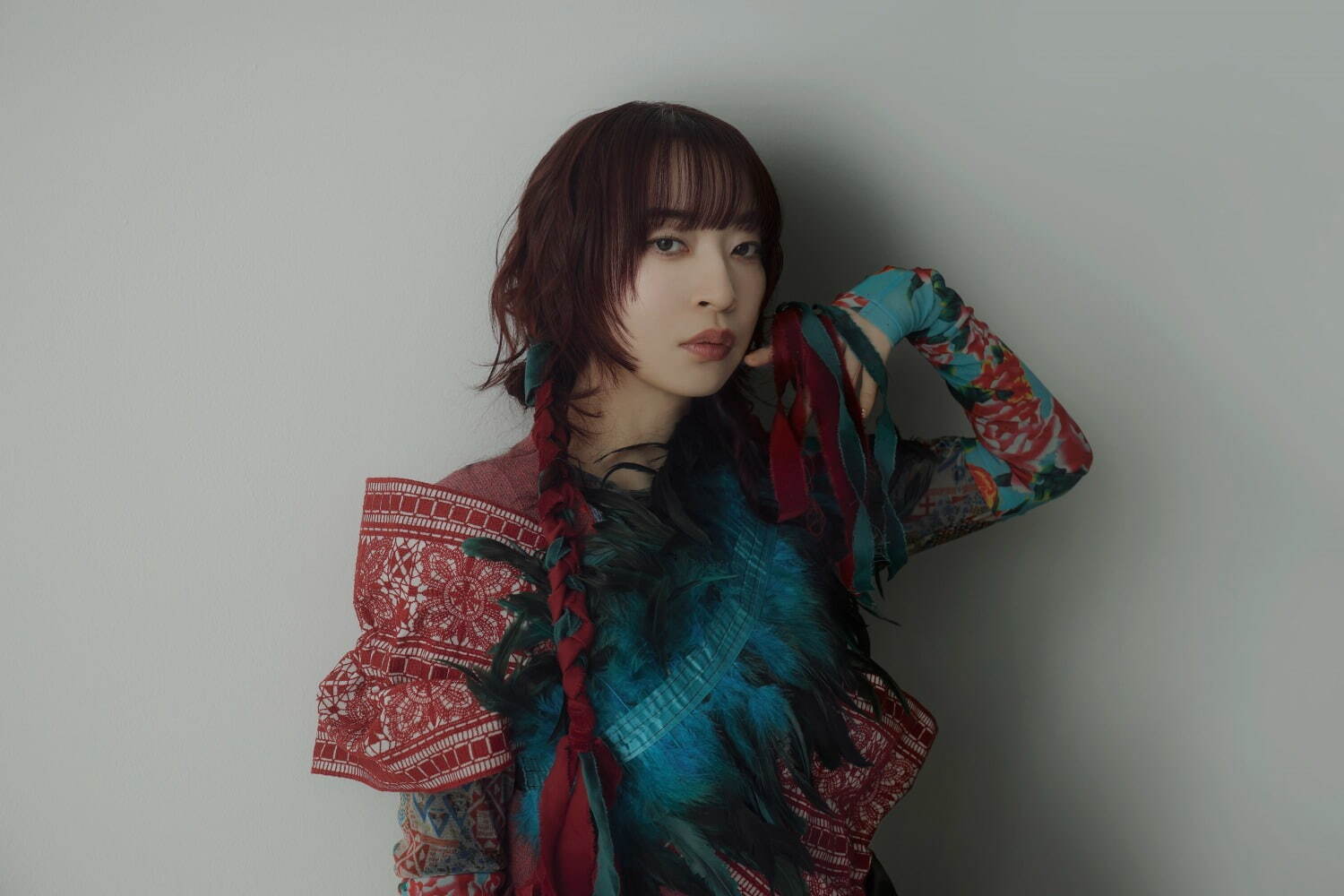 ヒグチアイの新曲「エイジング」自己完結的な題材を形にした“独り言”3部作の第1弾｜写真1