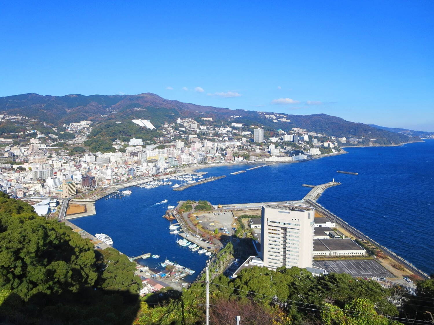 「熱海海上花火大会 2025」静岡・熱海湾で開催、立地を活かした大迫力の花火が海上を彩る｜写真3