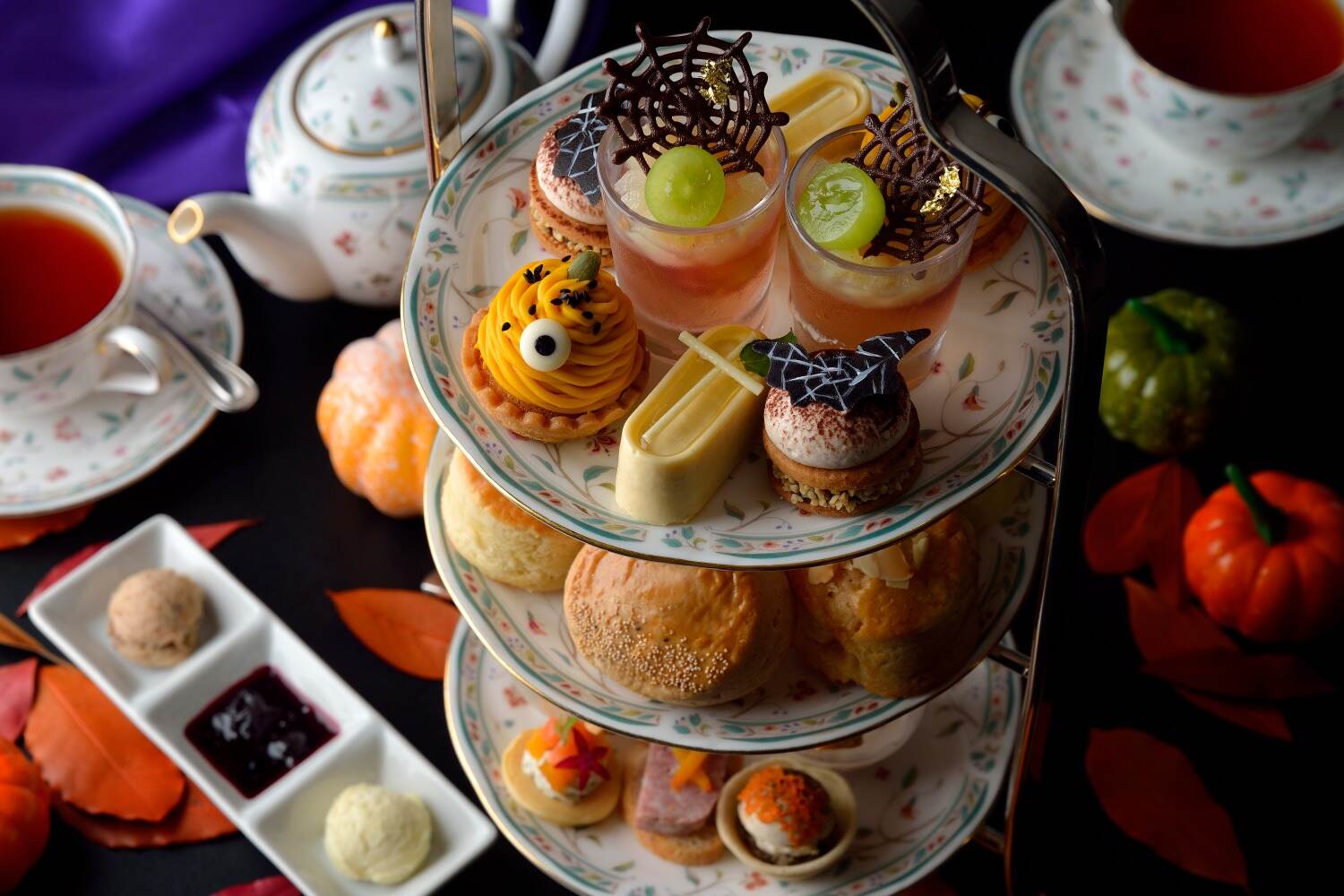 ホテル椿山荘東京のハロウィンアフタヌーンティー、“くもの巣”マスカットゼリーやおばけモンブラン