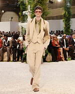 アミリ 2026年春夏ウィメンズ＆メンズコレクション、幻想的なホテルの空間で｜写真1