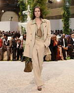 アミリ 2026年春夏ウィメンズ＆メンズコレクション、幻想的なホテルの空間で｜写真4