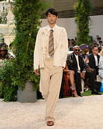 アミリ 2026年春夏ウィメンズ＆メンズコレクション、幻想的なホテルの空間で｜写真5