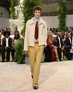 アミリ 2026年春夏ウィメンズ＆メンズコレクション、幻想的なホテルの空間で｜写真11