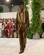 アミリ 2026年春夏ウィメンズ＆メンズコレクション、幻想的なホテルの空間で｜写真22