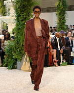 アミリ 2026年春夏ウィメンズ＆メンズコレクション、幻想的なホテルの空間で｜写真25