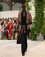 アミリ 2026年春夏ウィメンズ＆メンズコレクション、幻想的なホテルの空間で｜写真27