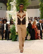 アミリ 2026年春夏ウィメンズ＆メンズコレクション、幻想的なホテルの空間で｜写真33