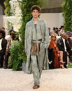 アミリ 2026年春夏ウィメンズ＆メンズコレクション、幻想的なホテルの空間で｜写真36