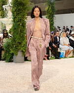 アミリ 2026年春夏ウィメンズ＆メンズコレクション、幻想的なホテルの空間で｜写真39