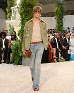 アミリ 2026年春夏ウィメンズ＆メンズコレクション、幻想的なホテルの空間で｜写真41