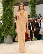 アミリ 2026年春夏ウィメンズ＆メンズコレクション、幻想的なホテルの空間で｜写真44