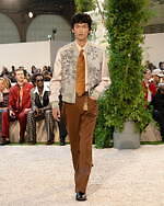 アミリ 2026年春夏ウィメンズ＆メンズコレクション、幻想的なホテルの空間で｜写真46