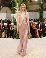 アミリ 2026年春夏ウィメンズ＆メンズコレクション、幻想的なホテルの空間で｜写真47