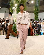 アミリ 2026年春夏ウィメンズ＆メンズコレクション、幻想的なホテルの空間で｜写真49