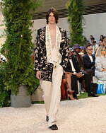 アミリ 2026年春夏ウィメンズ＆メンズコレクション、幻想的なホテルの空間で｜写真51