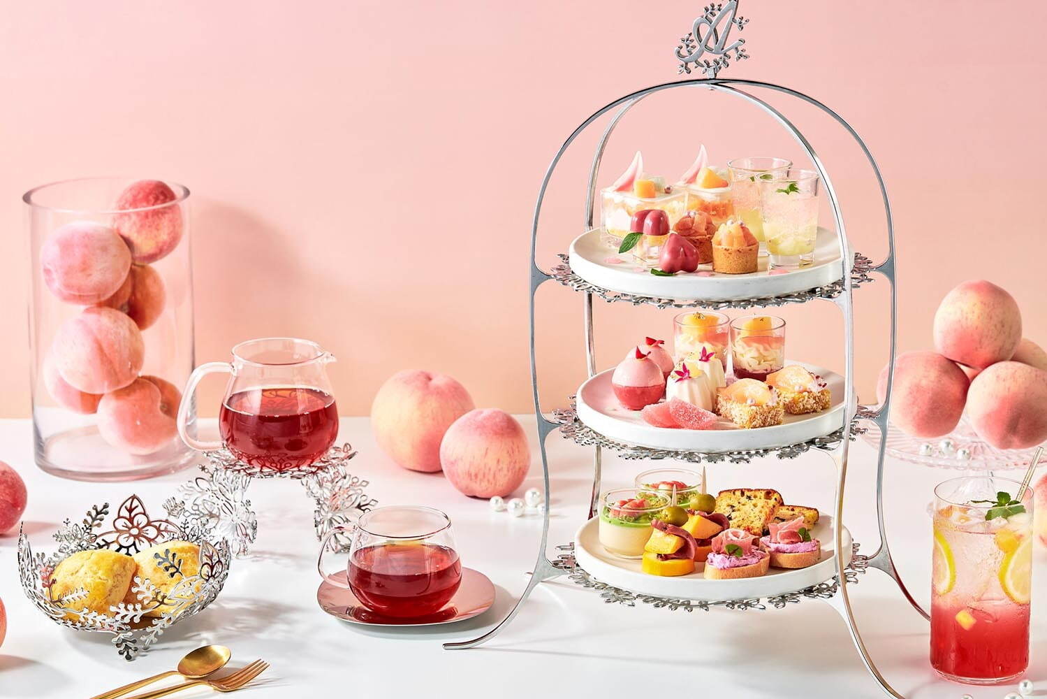 アニヴェルセルカフェ 表参道、桃づくしのアフタヌーンティーや花嫁ドレス風パフェなど夏限定メニュー