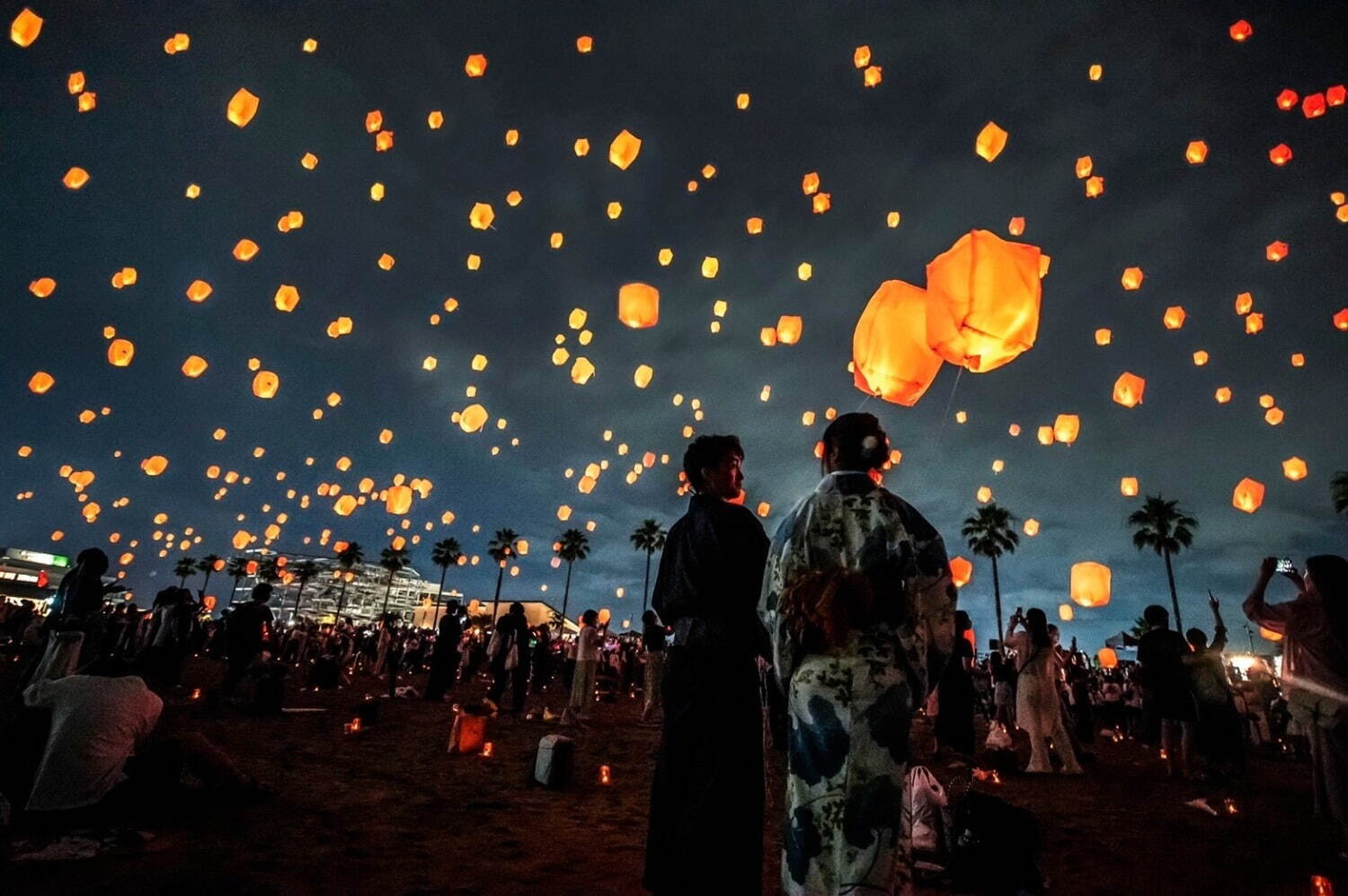 「泉州ビーチランタンフェス 2025」大阪・泉南ロングパークで開催、夜空を彩る数千のランタン