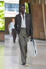 エルメス 2026年春夏メンズコレクション、軽く涼やかな夏の佇まい｜写真33