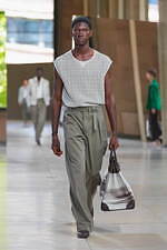 エルメス 2026年春夏メンズコレクション、軽く涼やかな夏の佇まい｜写真57