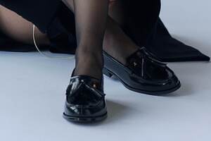 ハルタ×ランバン オン ブルー、“タッセル揺らめく”光沢感ガラス加工レザーのローファー