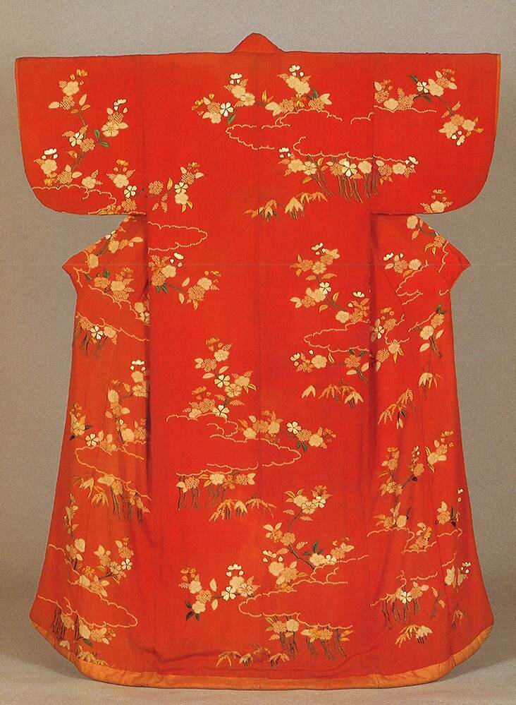 《紅縮緬絞り刺繍花模様小袖》 河北町紅花資料館蔵 ［前期展示］