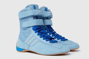 ステラ マッカートニー×アディダスのハイカットスニーカー、ベルト＆シューレースのダブル仕様