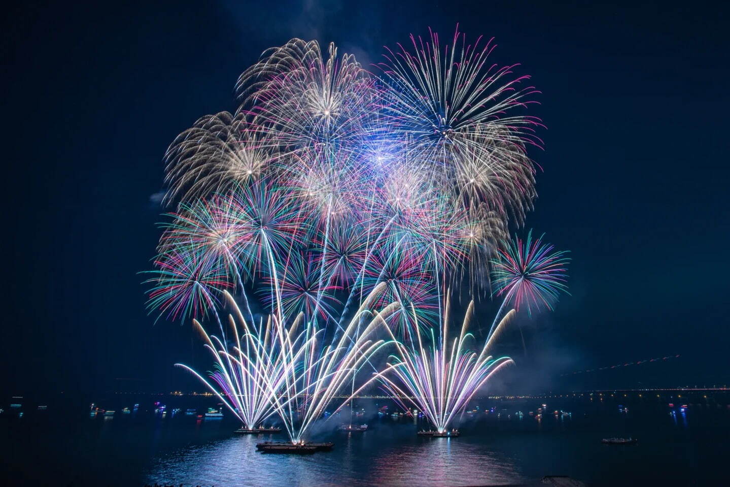 花火大会「稲毛花火 スカイ オーケストラ」千葉・稲毛海浜公園で、音楽と花火がシンクロする芸術花火｜写真2