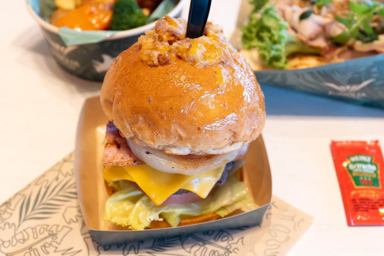 THE WILD ビーフバーガー ～石垣産黒毛和牛～ 2,200円 