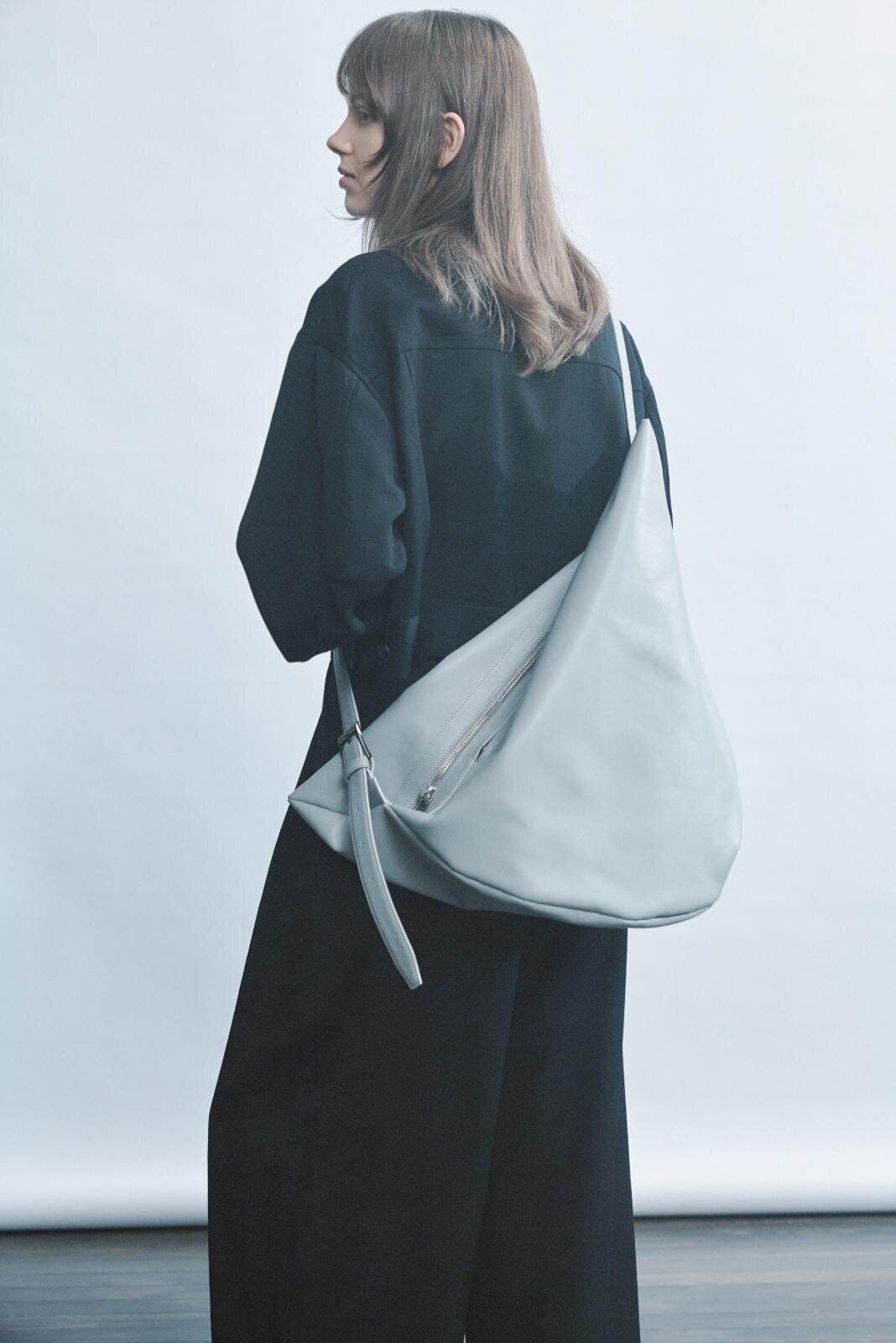 人気ブランドメンズバッグ【2025年冬】小さめレザーショルダーから“ビジネスOK”トートまで｜写真1