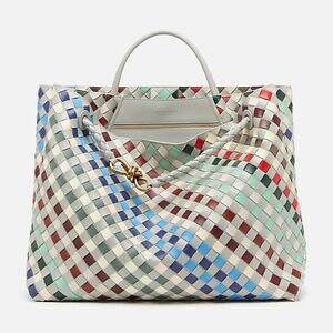 人気ブランドメンズバッグ【2025年冬】小さめレザーショルダーから“ビジネスOK”トートまで｜写真10