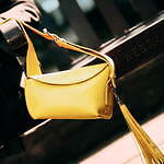 マックイーン(McQueen) Tバー スリング バッグ｜写真5