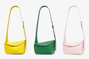 マックイーン“バックル煌めく”「Tバー スリング バッグ」シトロンやパステルピンクの新色