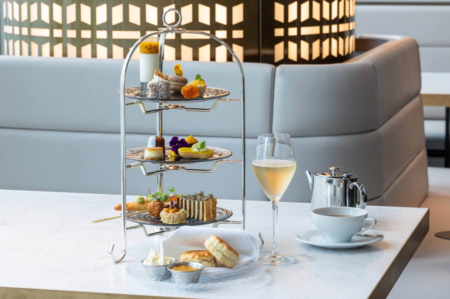 「夏の逃避行」テーマのトロピカルアフタヌーンティー、甘夏タルト＆マンゴーマカロンなど表参道で