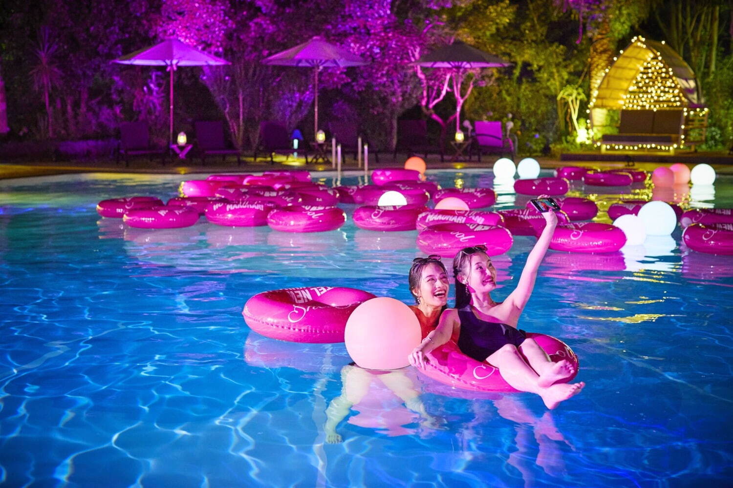 ホテルニューオータニ幕張“ピンクに染まる”幻想的ナイトプール、DJライブも｜写真1